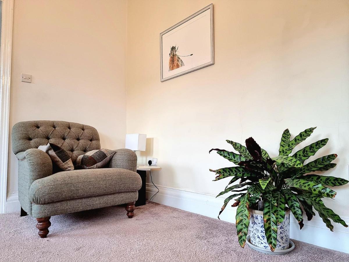 Spacious Retreat With River Views Near Peak District 马特洛克 外观 照片