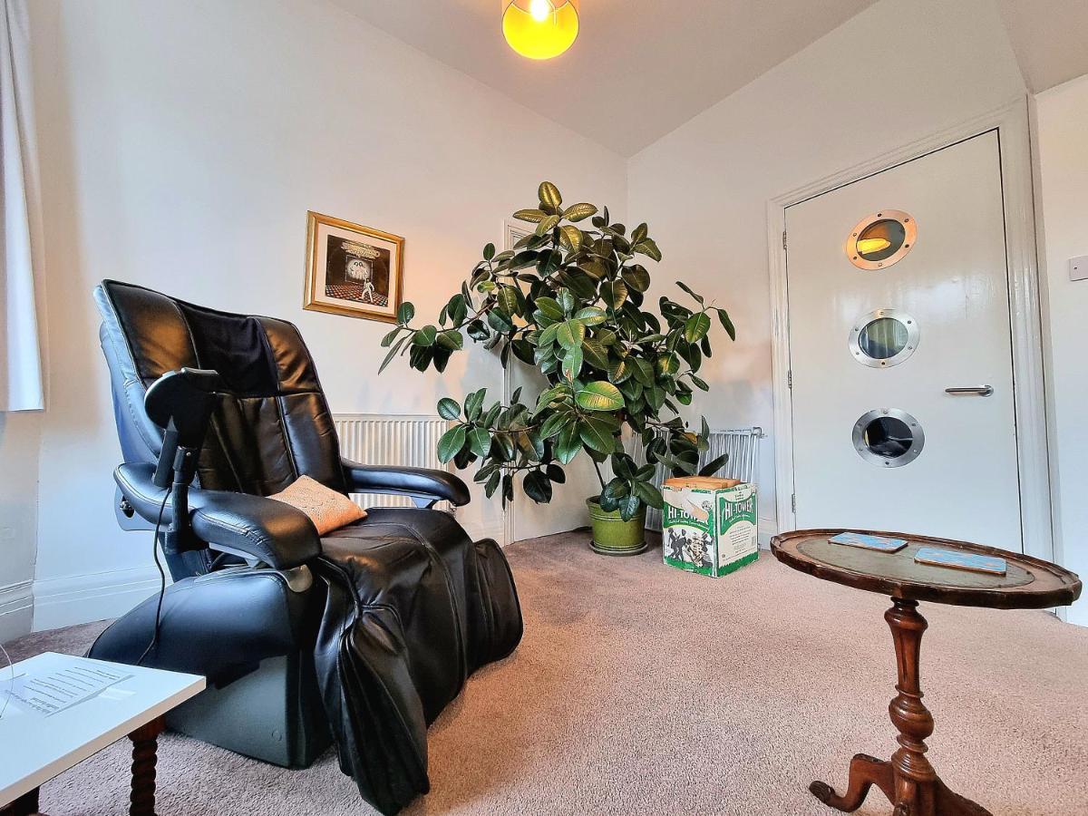 Spacious Retreat With River Views Near Peak District 马特洛克 外观 照片