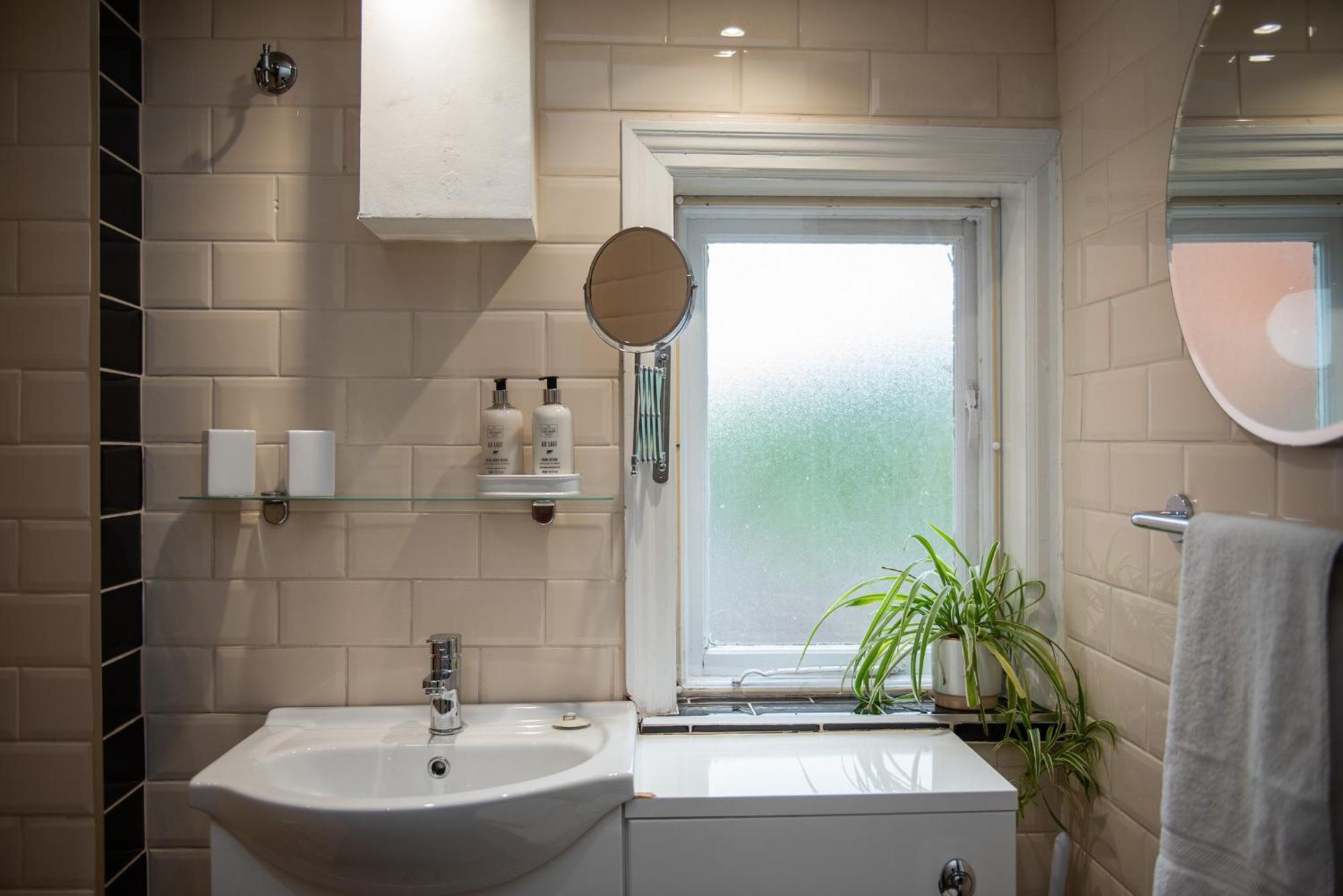 Spacious Retreat With River Views Near Peak District 马特洛克 外观 照片