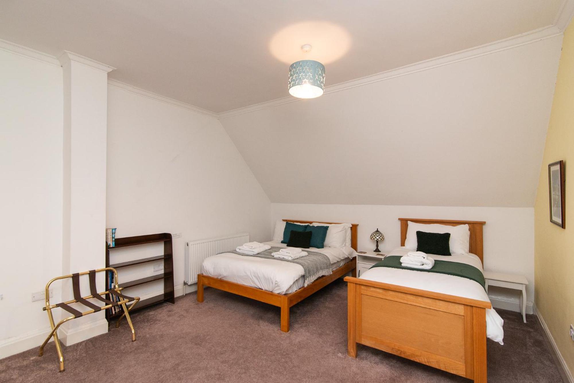 Spacious Retreat With River Views Near Peak District 马特洛克 外观 照片