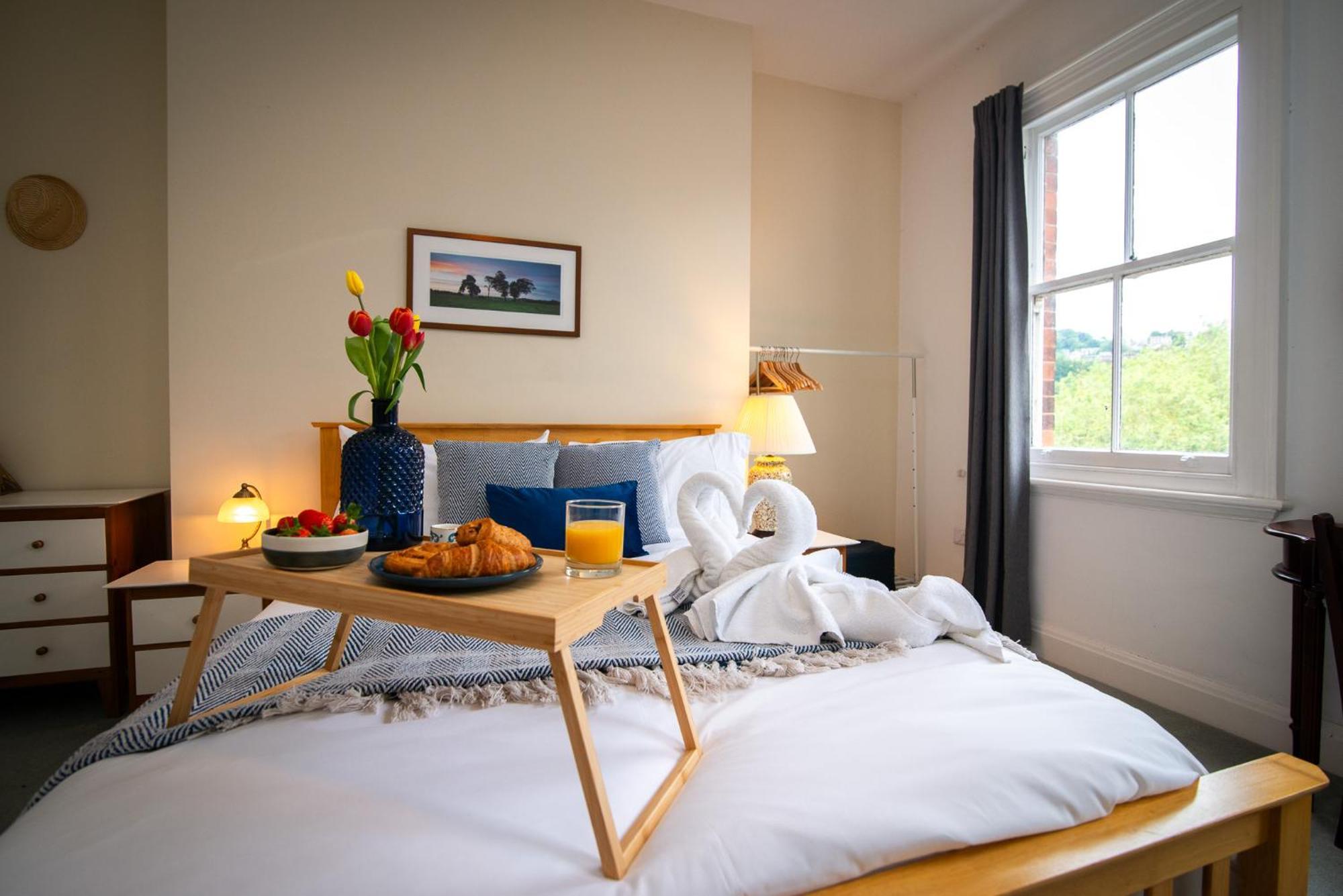 Spacious Retreat With River Views Near Peak District 马特洛克 外观 照片