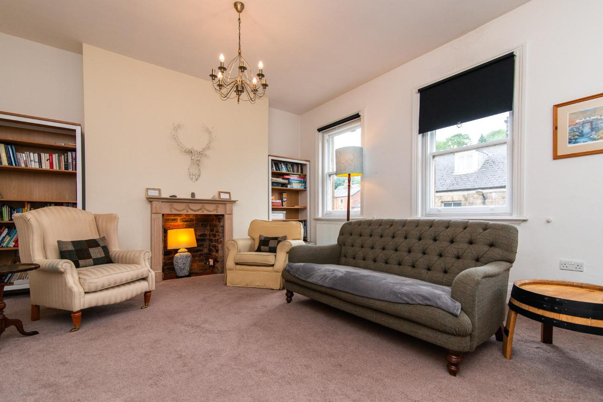 Spacious Retreat With River Views Near Peak District 马特洛克 外观 照片
