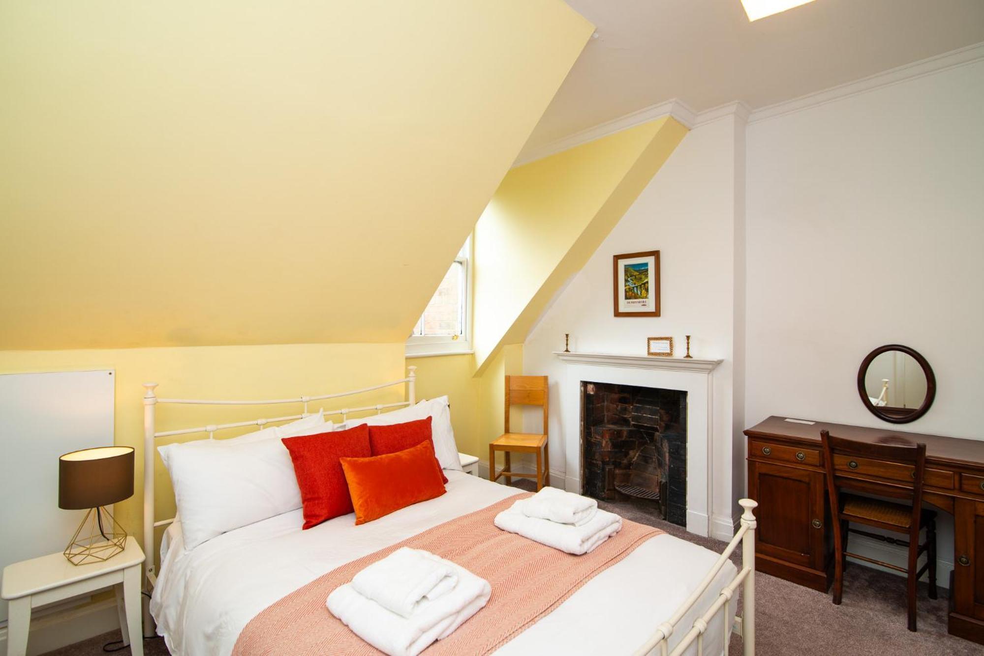 Spacious Retreat With River Views Near Peak District 马特洛克 外观 照片