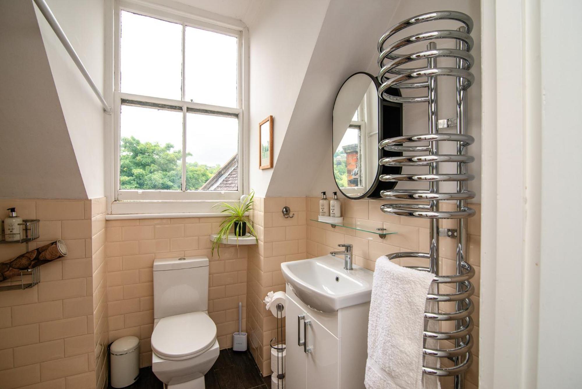 Spacious Retreat With River Views Near Peak District 马特洛克 外观 照片