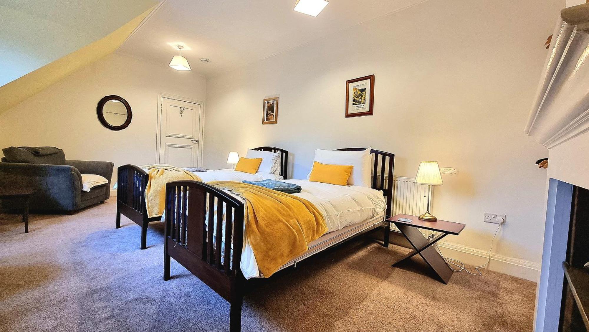 Spacious Retreat With River Views Near Peak District 马特洛克 外观 照片